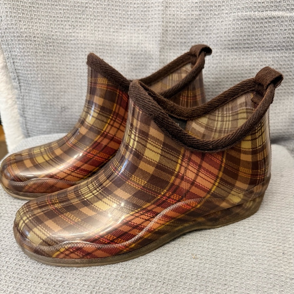 Stylish plaid women rain boots Size:8